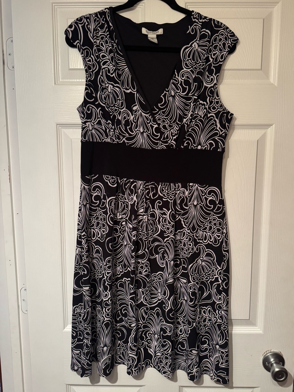 White House Black Market Sz XL Black & White Floral V-Neck Midi Dress